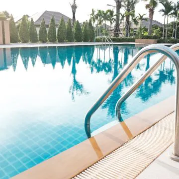 Economia e eficiência na manutenção de piscinas é essencial para a chegada verão